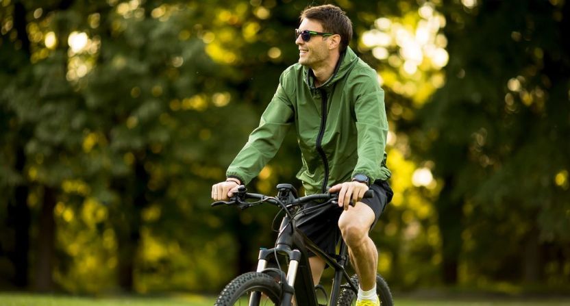 Homme qui fait du vélo